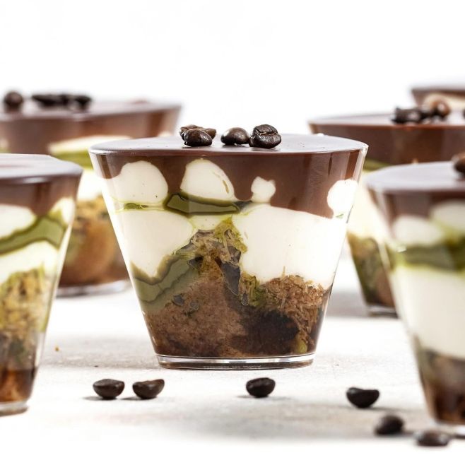 Vedeli ste, že u nás nájdete rôzne druhy pohárikov pre vaše dezerty? #peciem #pastry #dubaj #mnam #mnamka #dezert #zakusok...